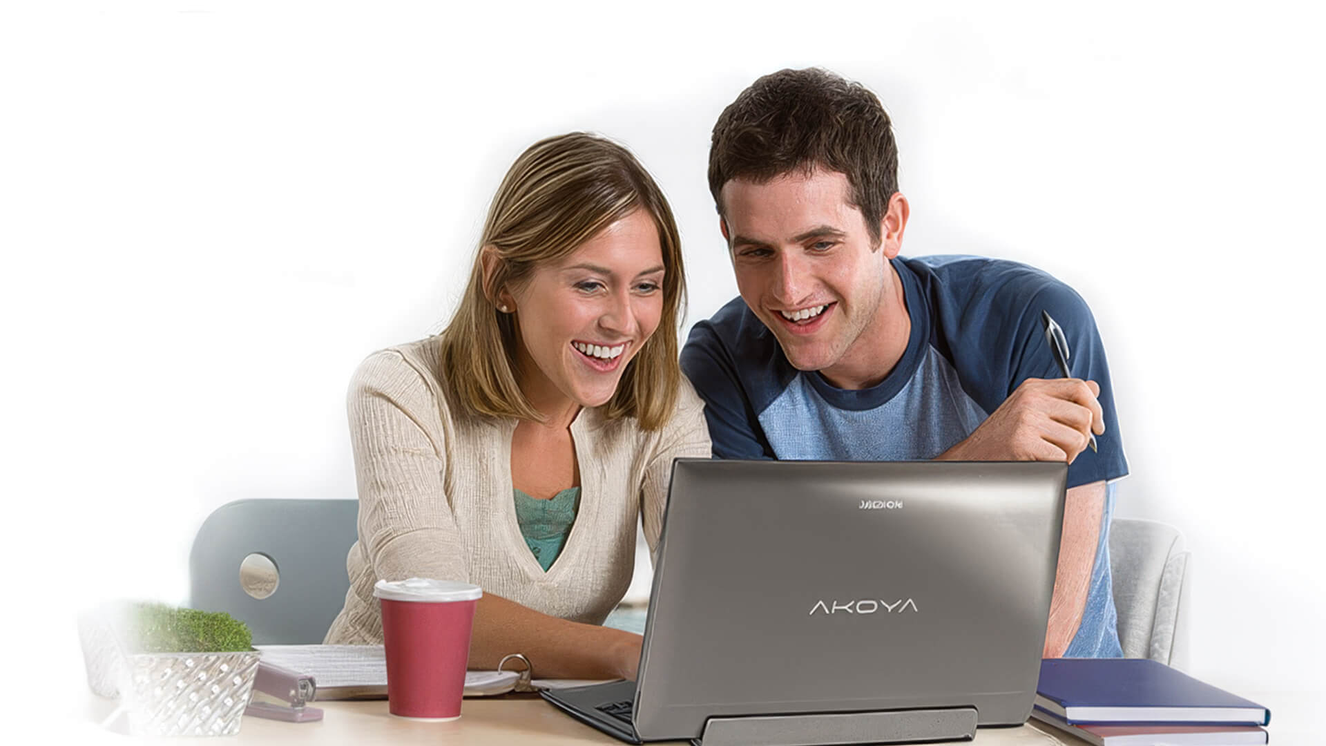 Couple working together on a Medion AKOYA laptop.